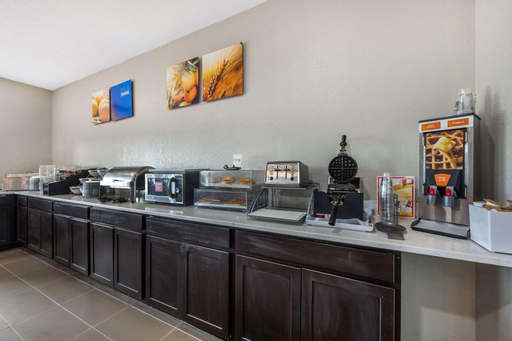 Comfort Suites Omaha East-Council Bluffs Bagian luar foto