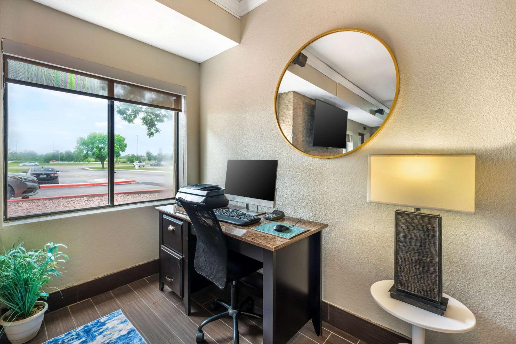 Comfort Suites Omaha East-Council Bluffs Bagian luar foto