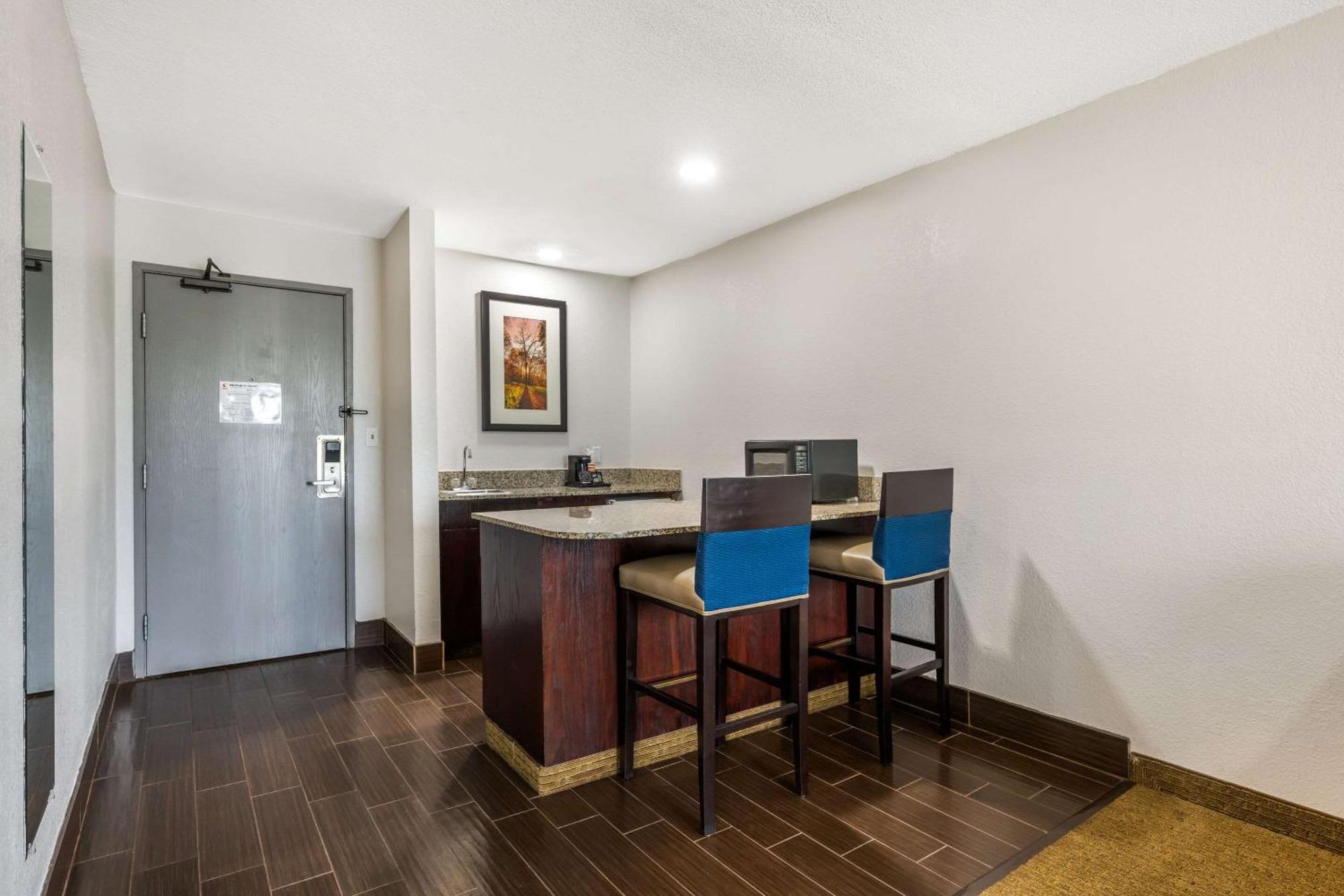 Comfort Suites Omaha East-Council Bluffs Bagian luar foto