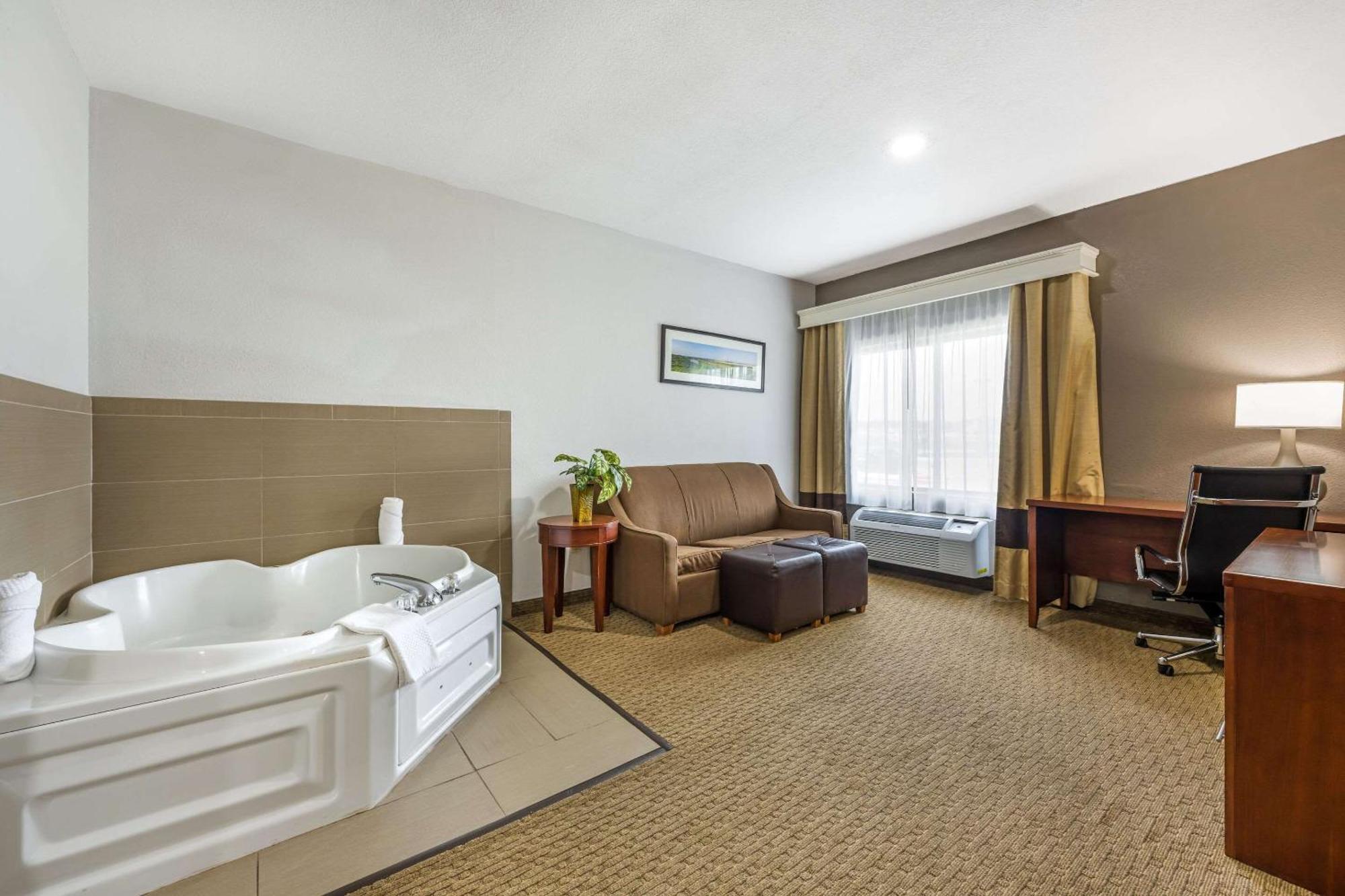 Comfort Suites Omaha East-Council Bluffs Bagian luar foto